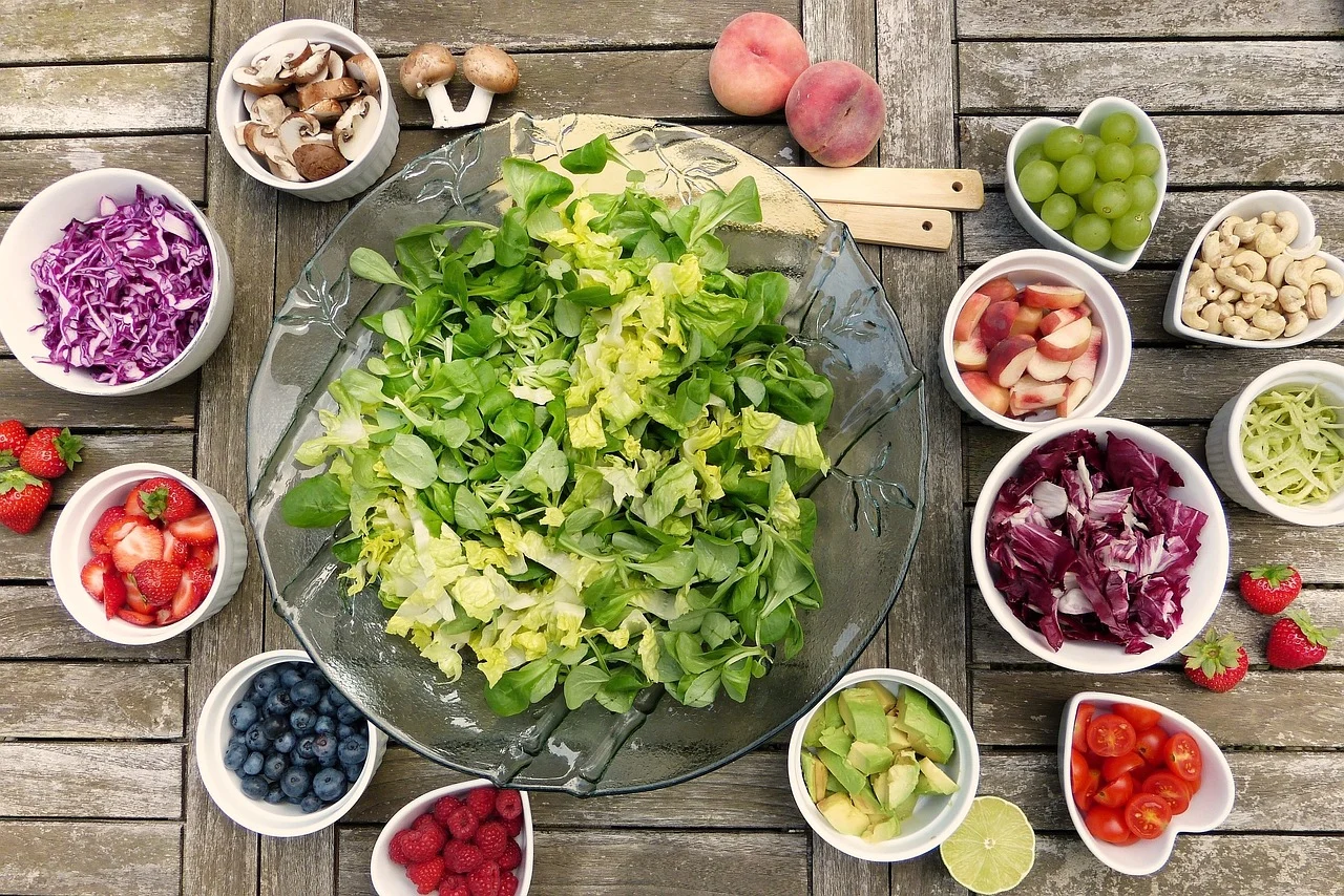 Sallad i olika skålar